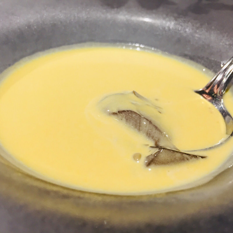 鹿児島産とうもろこしの冷製スープと霧島地鶏のジュレのパリソワール風(フランス厨房 旬彩 中央駅店 )