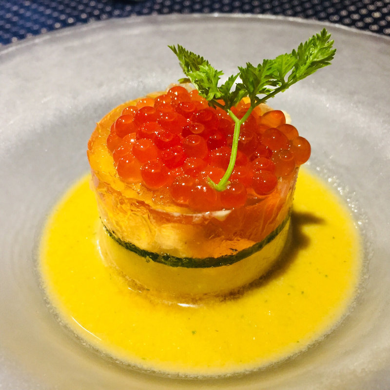 焼き茄子のムースと半生スモークサーモンとトマトジュレの3層のガトー仕立に北海道産イクラを添えてガスパチョと共に(フランス厨房 旬彩 中央駅店 )