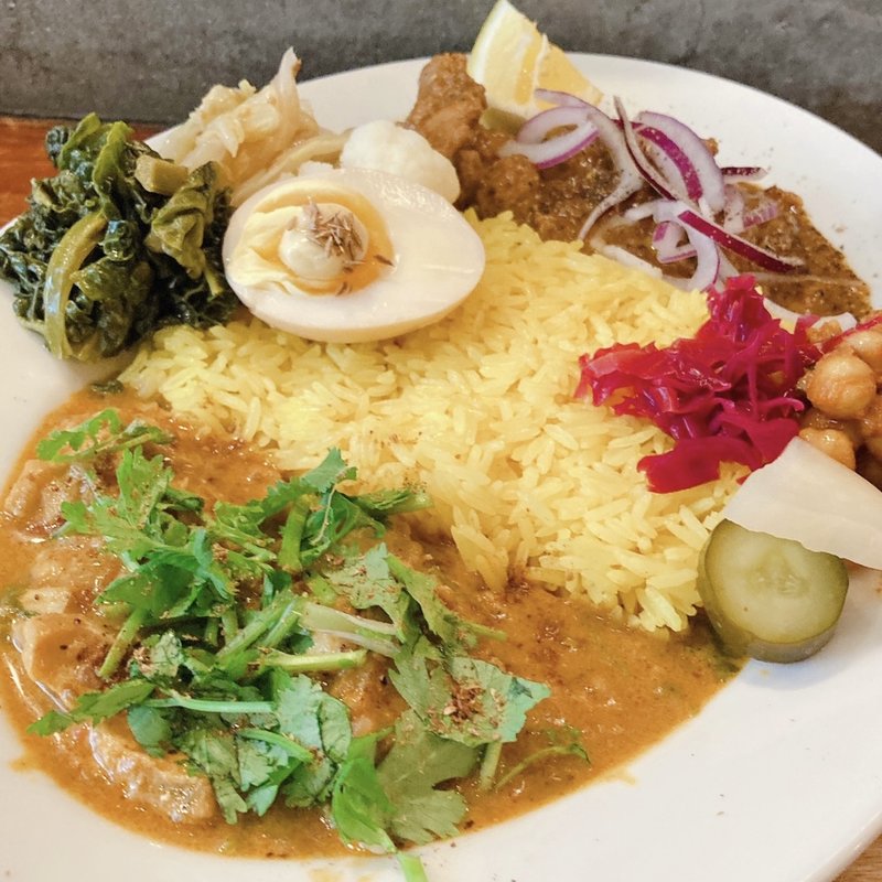 合い盛り（タラのトマトココナッツカレー・ペッパーチキンカレー）(あつあつ リ・カーリカ)