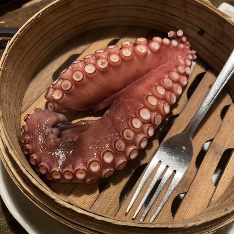 二《名物！浜蒸し》 瀬戸内の塩水をかけて一気に蒸し上げる漁師料理(田町 二代目魚屋町)