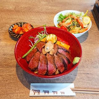 赤身肉のステーキ丼(大名焼肉USHI-BUCHI)