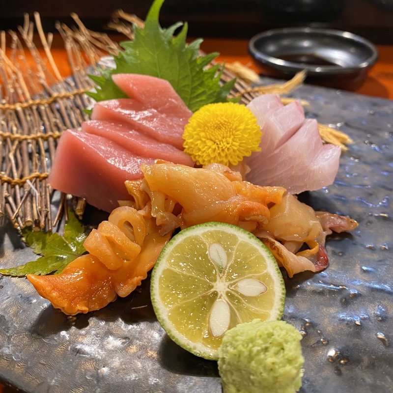 お刺身三点盛り(本まぐろ、カンパチ、赤貝)(四季の小料理 万福)