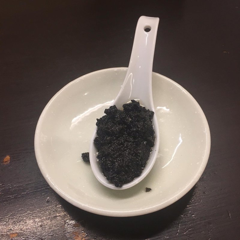 焦がしニンニク黒ゴママー油(博多とんこつ 豚の足跡)