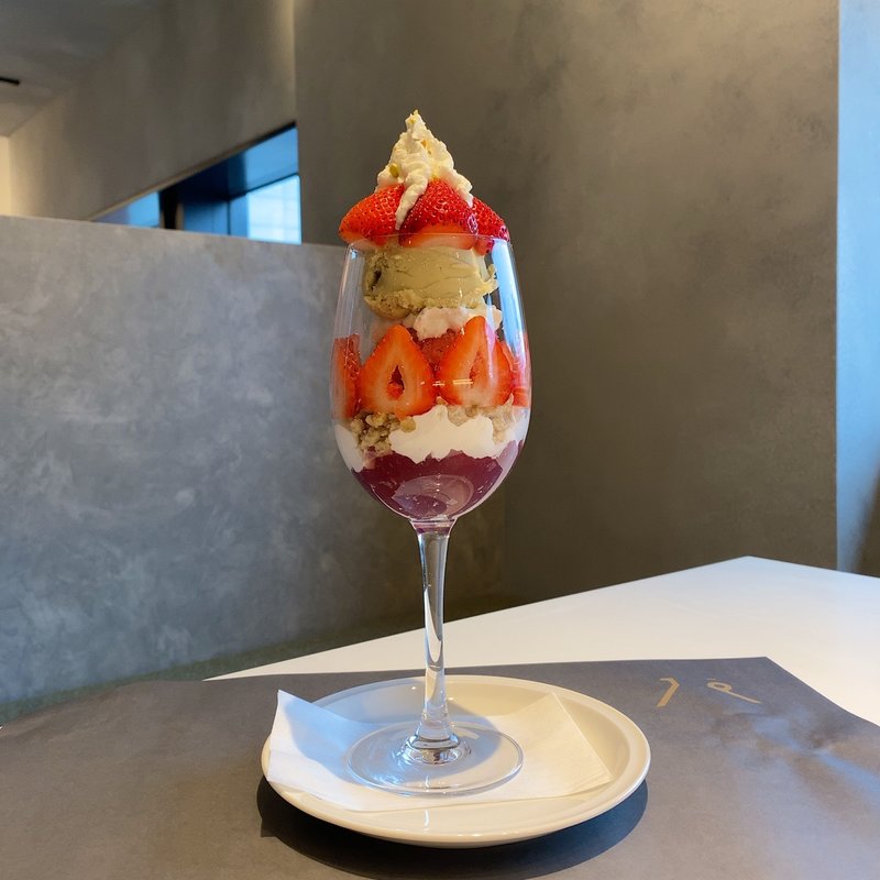 おとなのいちごパフェ(はしもとパーラー)