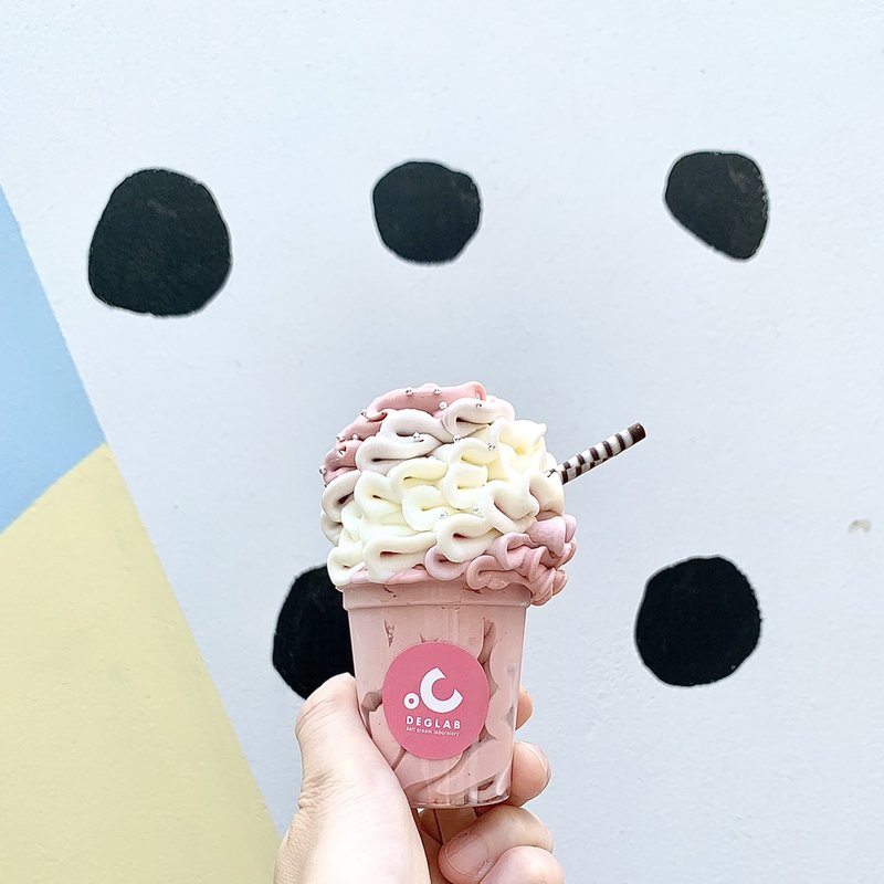 北海道ミルク×フレッシュストロベリー(DEGLABソフトクリーム研究所)