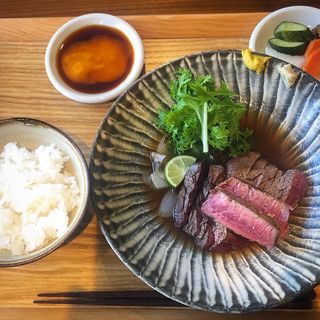赤身肉ヒレステーキと土鍋ご飯の定食(清喜ひとしな)