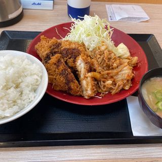 豚キムチとチキンソースカツ定食(かつや 宇都宮インターパーク店 )