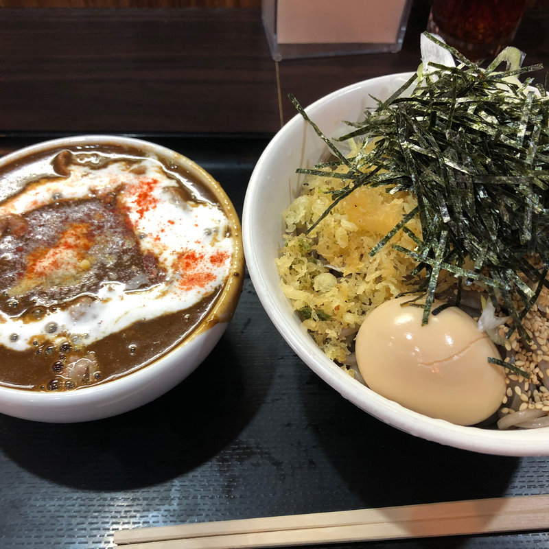 黒カレー肉そば(なぜ蕎麦にラー油を入れるのか)