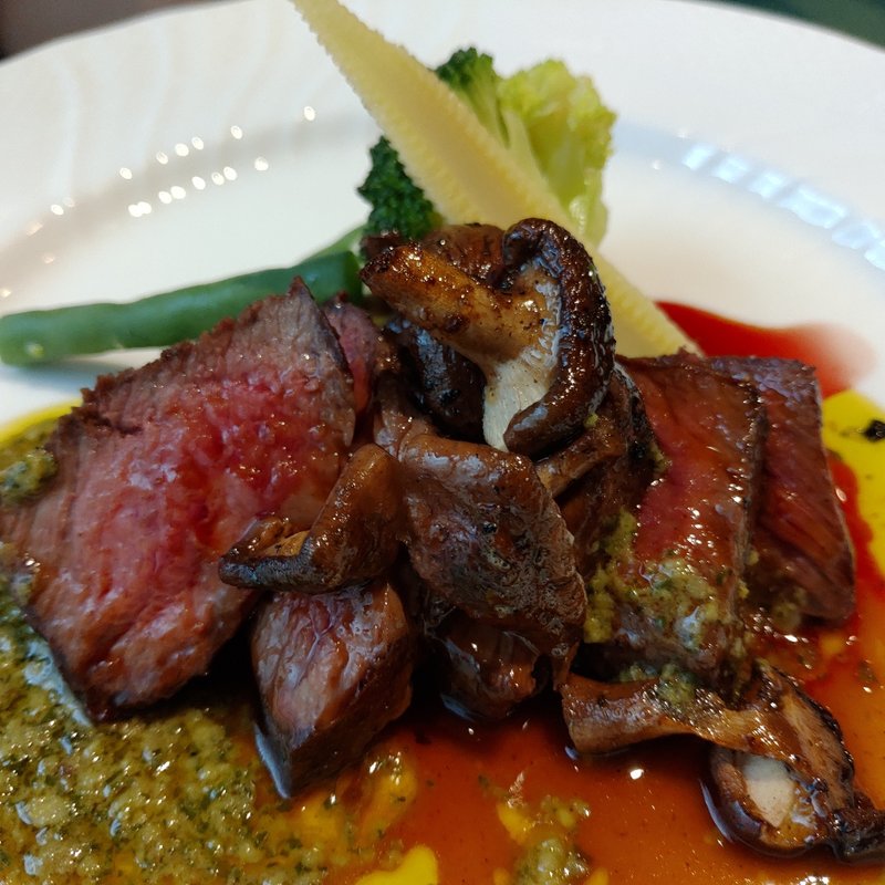 牛フィレステーキ w/シャンピニオンソウス(ラタトゥイユ)