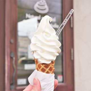 ソフトクリーム（手焼きワッフル）(自然素材の菓子工房 ましゅれ 札幌白石本店)