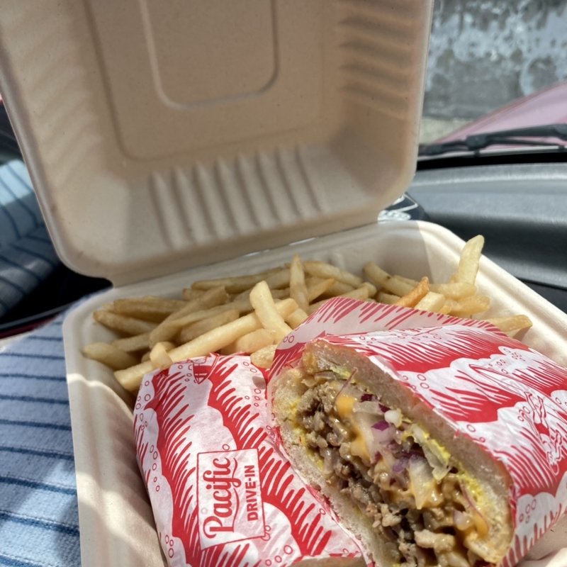 フィリーズチーズステーキサンド（ポテト付き）(パシフィックドライブイン)