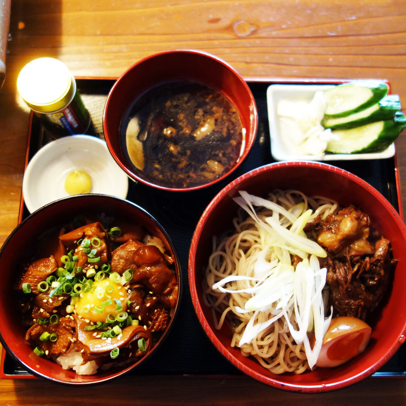 お昼の肉そば(どて煮飯付き)(大衆焼肉 平尾のたまや)