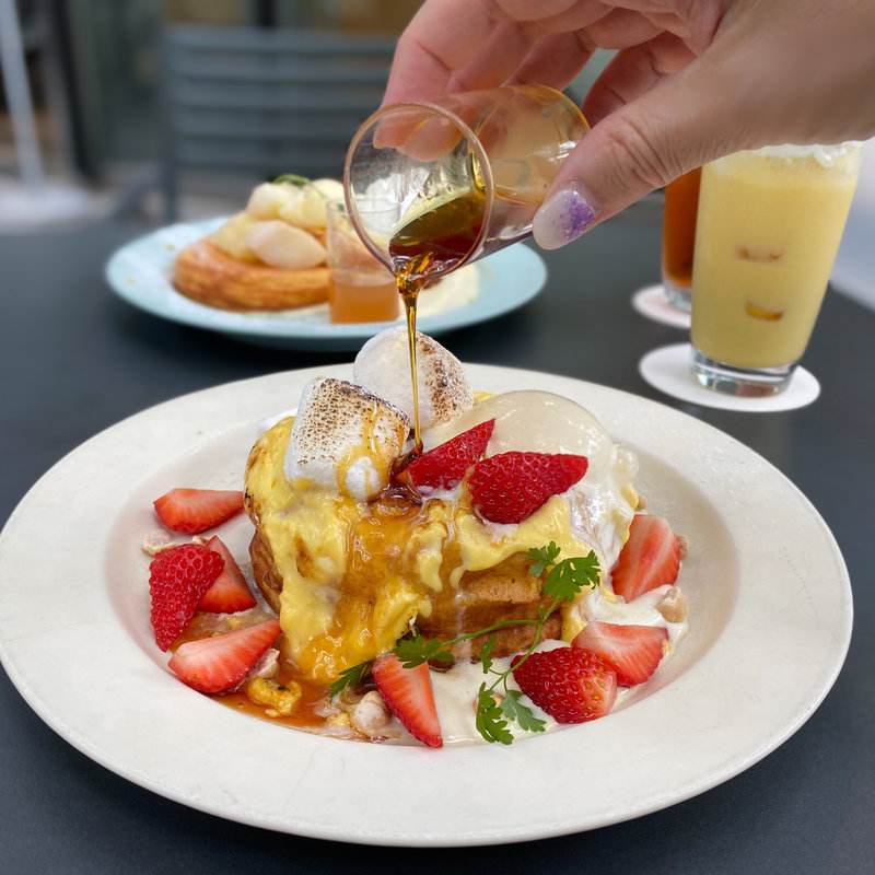 ストロベリーとマシュマロの ふわとろブリュレパンケーキ(bibbaR（ビブバール）)