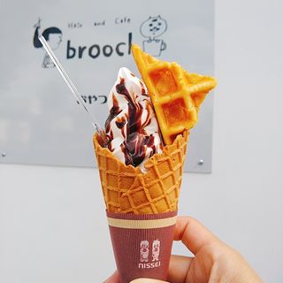 ソフトクリーム　チョコトッピングソース(ブローチ （brooch）)