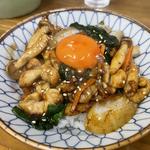 鶏モモ月見焼肉丼(ラーメン専科 竹末食堂)