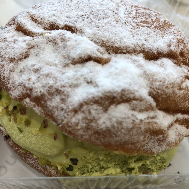 ピスタチオのマリトッツォ(DEAN & DELUCA)