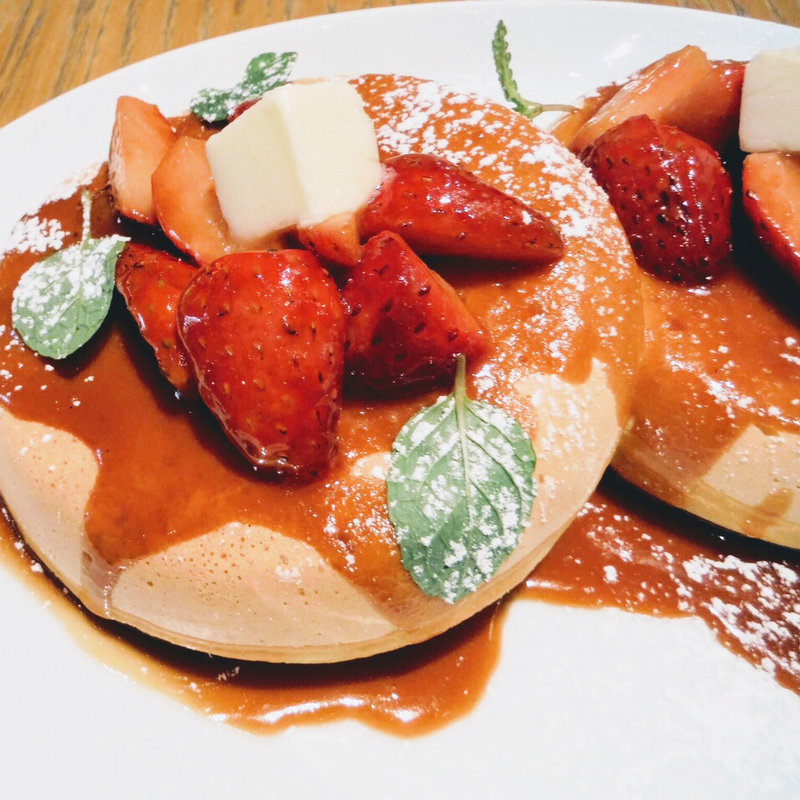 北海道産小麦粉で作ったストロベリーパンケーキ　バターとキャラメルソース(デイビッド・マイヤーズ カフェ)