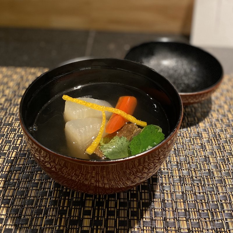 煮物椀　清汁仕立て 松阪牛ほほ肉と源助大根(和牛と美野菜 行光)