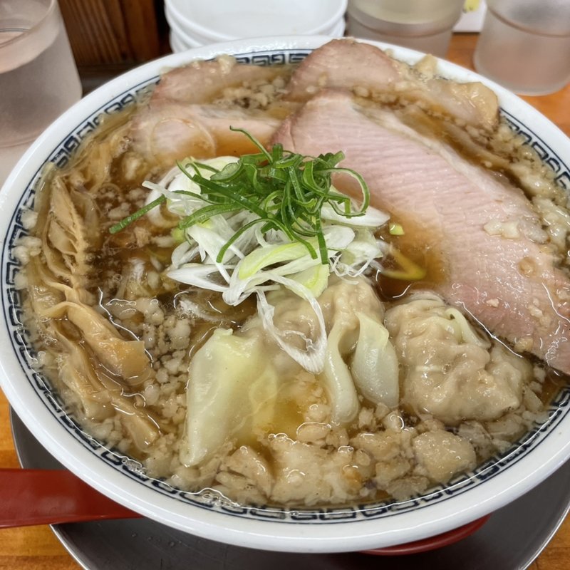 背脂煮干しと溜まり醤油のワンタンチャーシュー麺(栃木中華そば 神志)