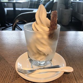 ソフトクリーム焼き立てのパウンドケーキ添え(カフェ ダイニングバー 104.5 （Cafe，Dining&Bar 104.5）)