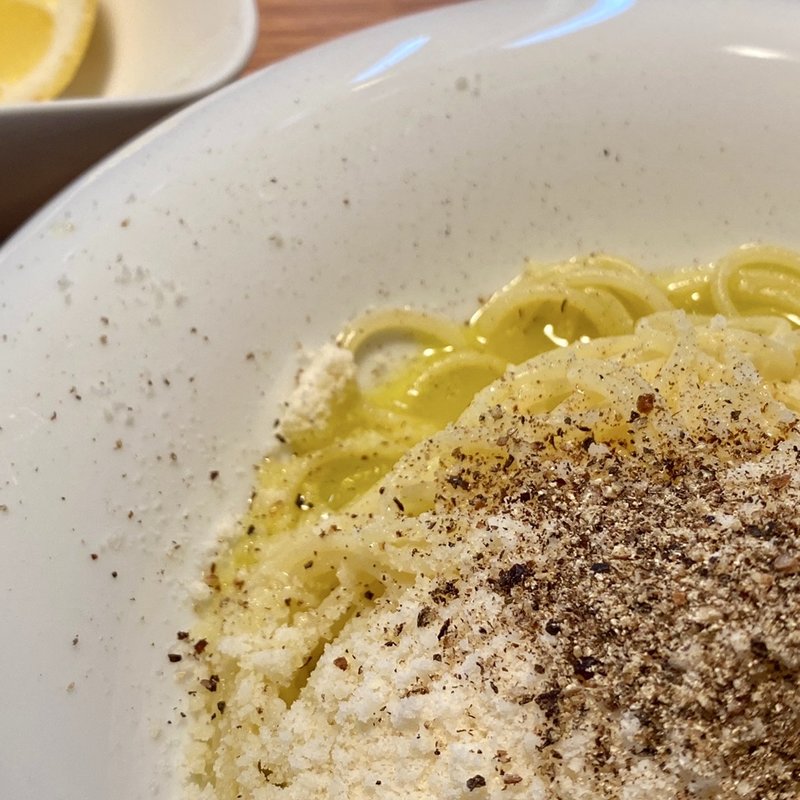 グラナチーズとレモン黒胡椒のスパゲティ(トラットリア フィオーレ)