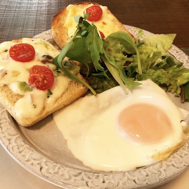 クリームソースとチーズのオープンサンド(基牛舎)