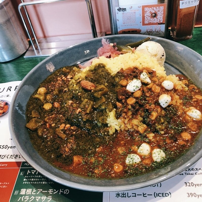 蓮根とアーモンドのパラクマサラ、とうもろこしとモッツァレラの辛くないカレー(YELLOW)