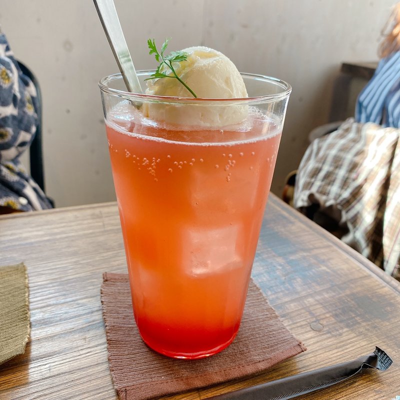 いちごのクリームソーダ(海と坂と)