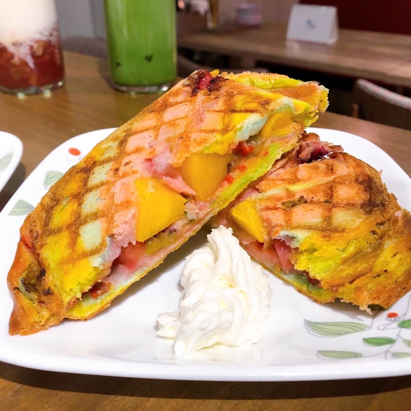 フルーツホットサンド(タイガーリリー喫茶 七縁南海難波店)