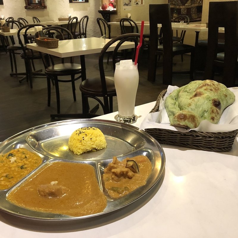  【カレーが選べるナンカレーセット（B）】カレー1種・プレーンナン・ウコンライス(神戸Aarti あべのルシアス店 （アールティー）)