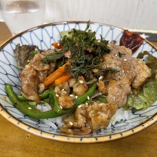 牛カルビ&牛肩ロースの焼肉丼(ラーメン専科 竹末食堂)