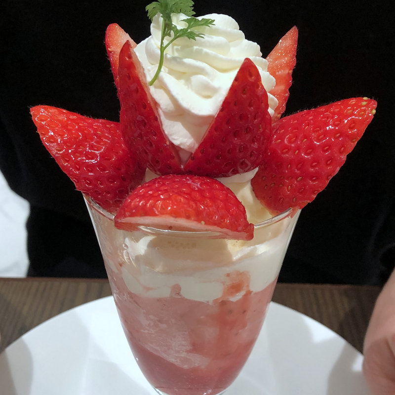 ミニクイーンストロベリーパフェ(千疋屋総本店（フルーツパーラー）日本橋高島屋店)