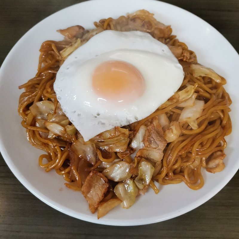 ソース焼きそば/中盛＋目玉焼き(焼そばランラン)