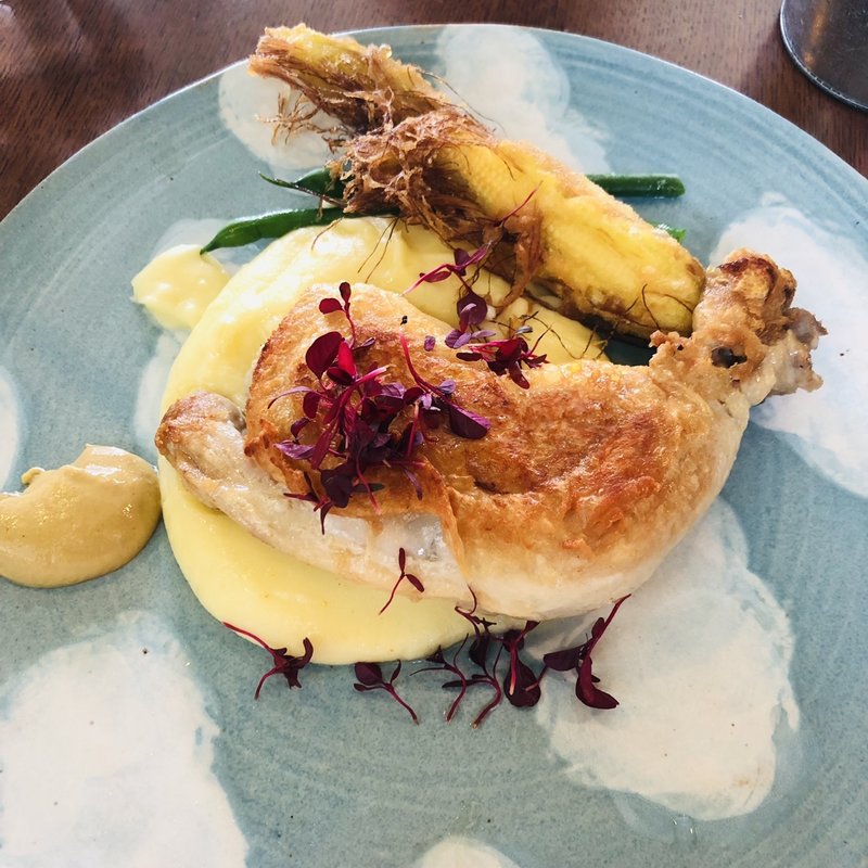 骨付き鶏モモ肉のコンフィ(ランチコース)(ビストロ・ルパ)