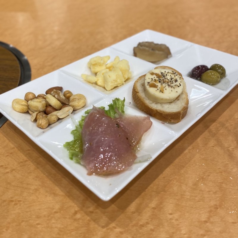 クラフトビールのためのマリアージュプレート(ミックスナッツ、チェダーチーズ、いぶりがっこ、生ハム、守口漬バター、オリーブ)(浩養園 サッポロビール名古屋ビール園)