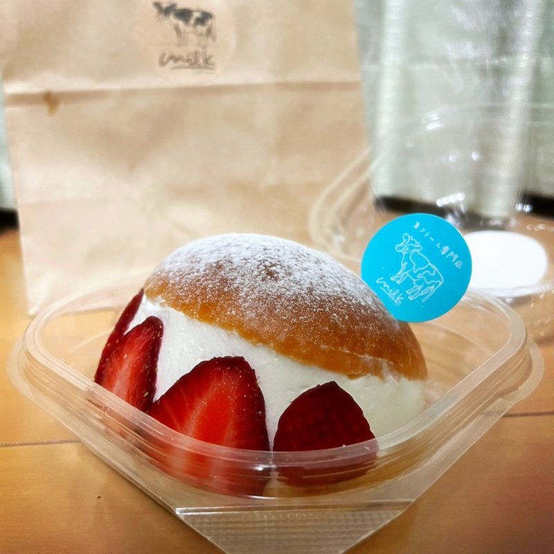 いちごのミルク マリトッツォ(生クリーム専門店 Milk なんばCITY店)