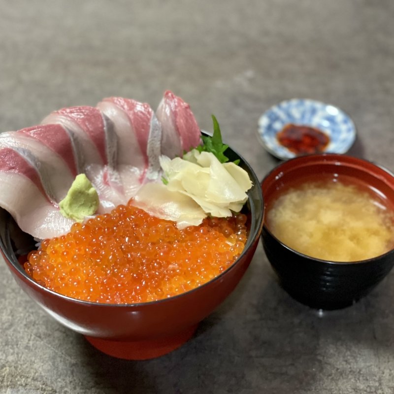 ぶりいくら丼(食堂　お魚直売所)