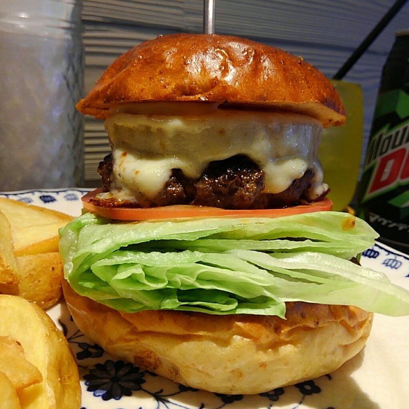 パイナップルモッツアレラチーズバーガー(だるま珈琲)