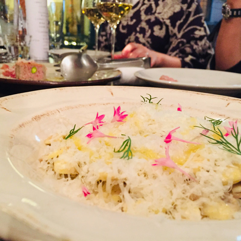 ホワイトマッシュルームとグリエールチーズのサラダ(Sante （サンテ）)