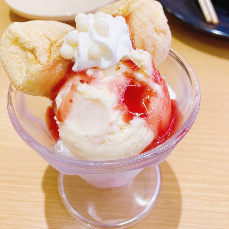 プチシューころころ苺パフェ(スシロー梅田茶屋町店)