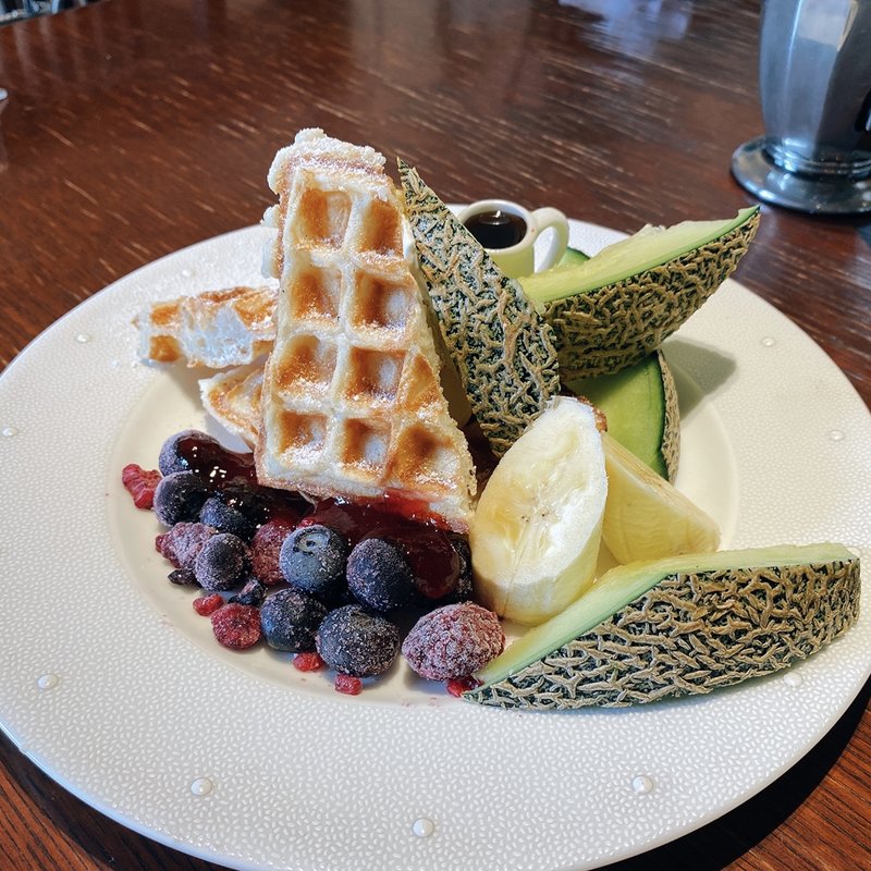 季節のフルーツワッフル(サロンドカフェよしだ)