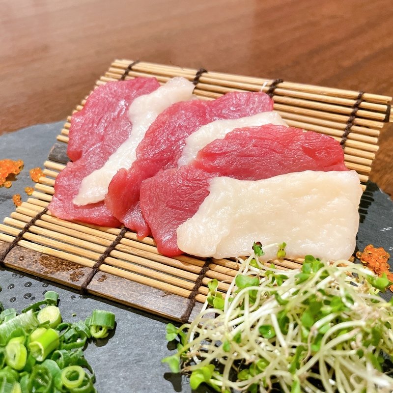 馬刺し赤身とコウネ(ぶれゑめん)