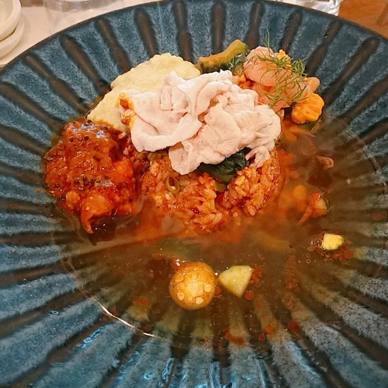 冷製豚ロースとつるむらさきのスパイス胡麻味噌ダレ枝豆とろろソースすだち風味甘海老と夏野菜のセヴィーチェスパイス炒飯と冷やしいりこスープ(あきらカレー)