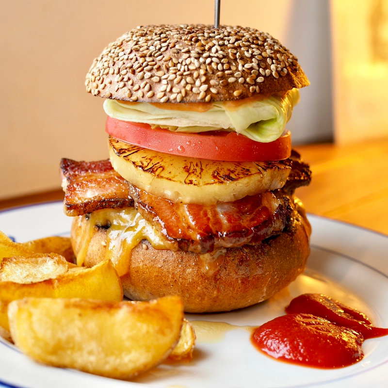 パイナップルベーコンチーズバーガー(DAKOTA ・RUSTIC TABLE・)