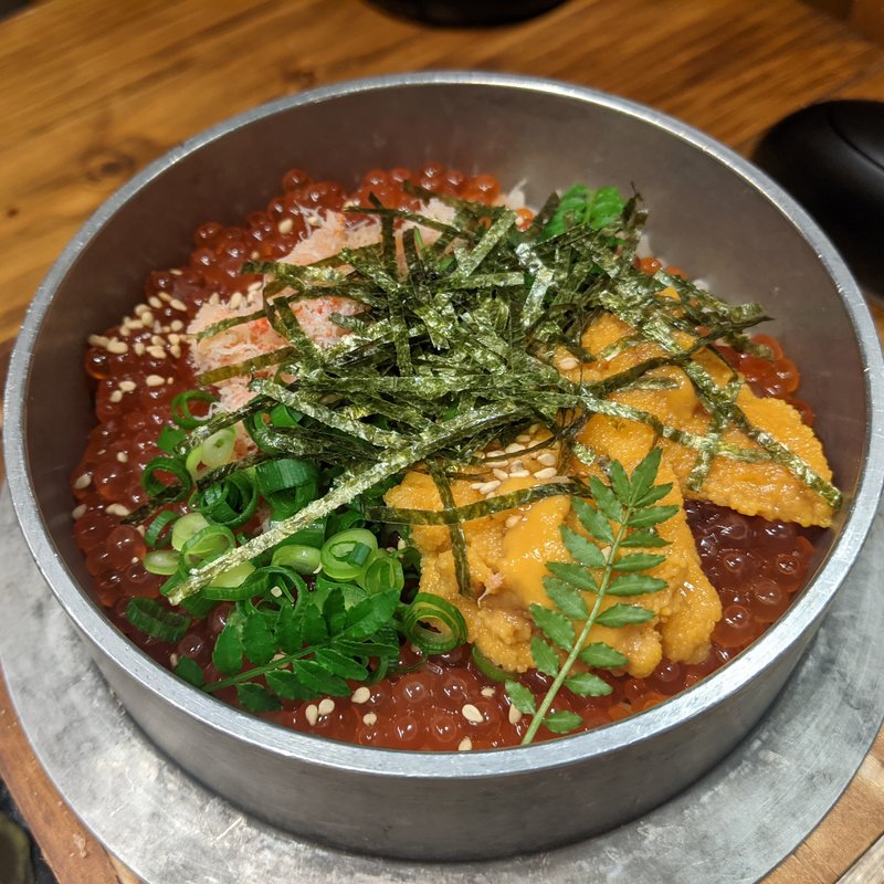 蟹といくらの釜飯（小）(鮮魚と釜飯のお店 魚義)