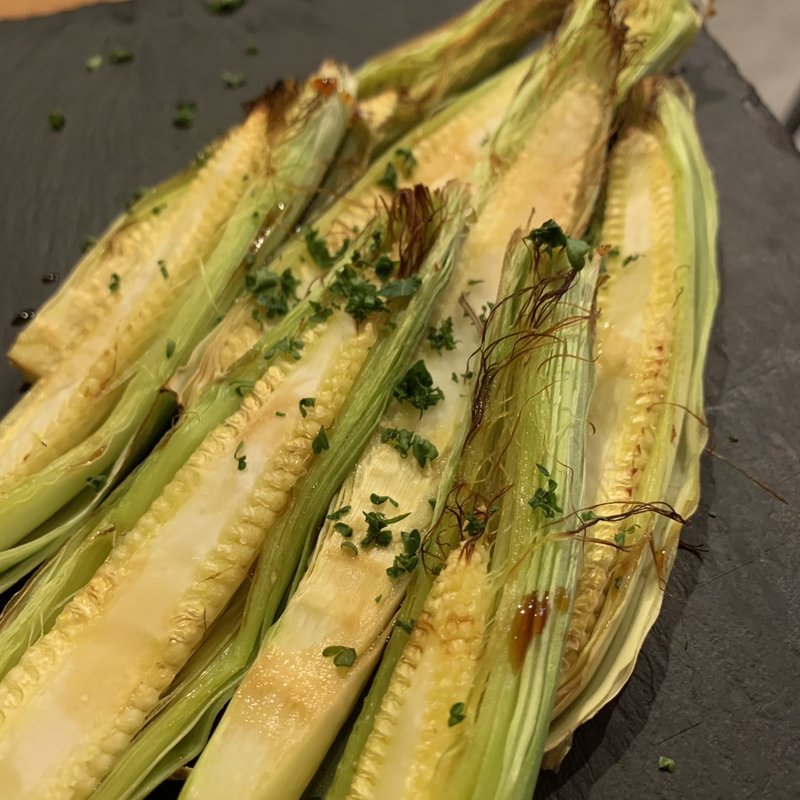 皮付きヤングコーンのバター醤油焼き(酒場ニホレモ)