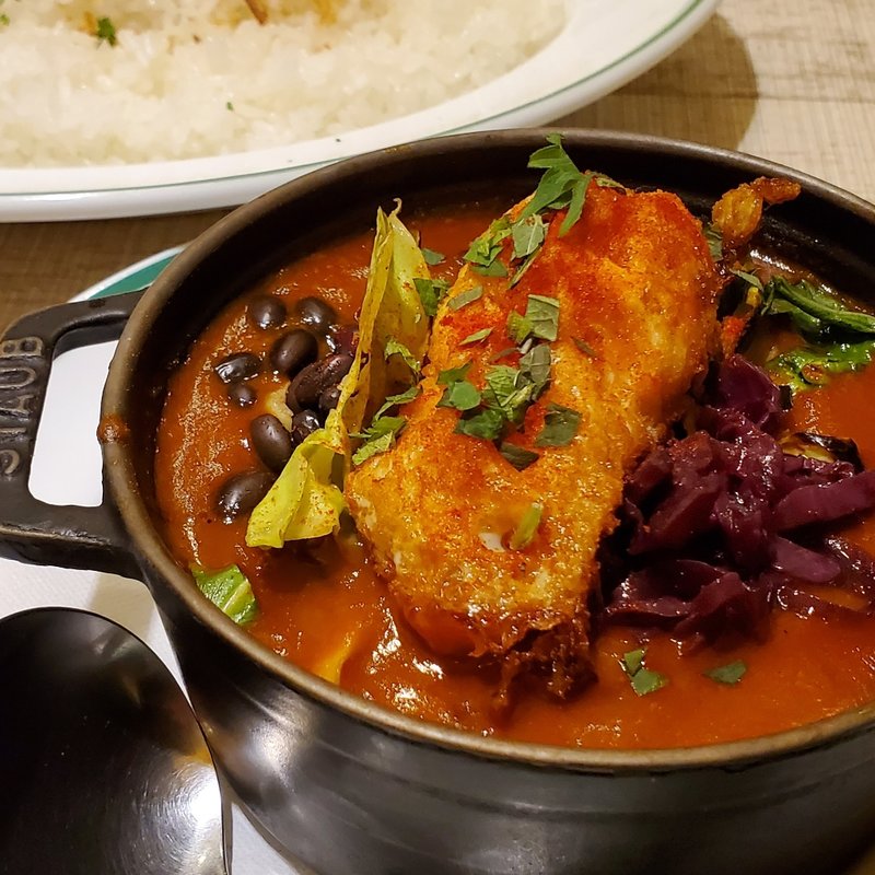 骨付き鶏もも肉のバスク風カレー(カレークラブ キュイエール)