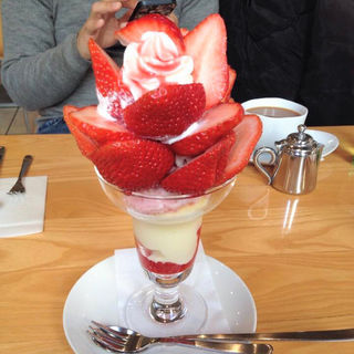 3種のいちごの食べ比べパフェ(フルーツパーラーゴトー )