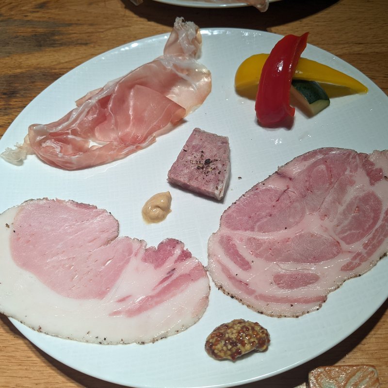 自家製ピクルス、本日の前菜シャルキュトリー(ホルモン焼　婁熊東京 （ルクマトウキョウ）)