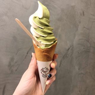 豆乳×抹茶豆乳ミックスソフトクリーム(一〇八抹茶茶廊　新宿店)